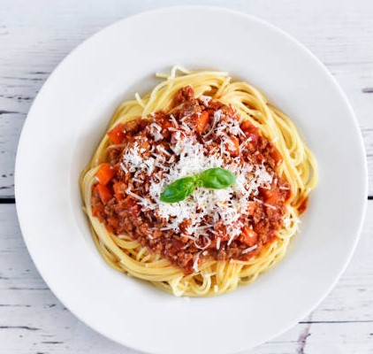  Linguine à la bolognaise, sauce tomate et basilic, parmesan et poivre noir