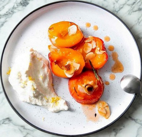  Abricot rôti, crème onctueuse au mascarpone à la vanille, coulis d’abricot, crumble parfumé au citron