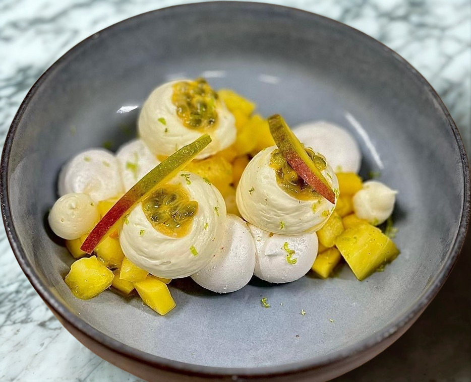  Pavlova exotique revisitée, crémeux mangue, chantilly vanille, ananas et citron vert, f de passion