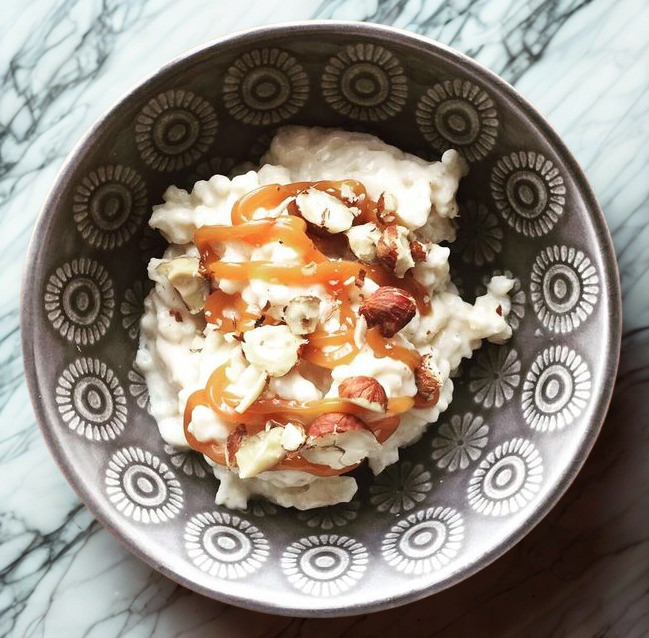  Riz au lait cacahuètes grillées caramel
